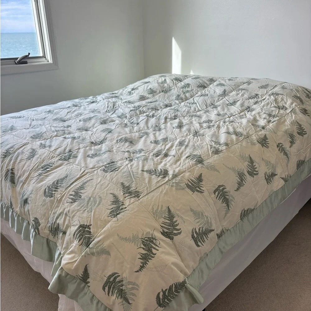 Vintage Quilt Hand Crafted Bedspread Leaf Pattern Cotton Silk Trim Cabin Green